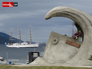 14:21 hs. La Fragata Libertad fondeada en la Bahía Ushuaia