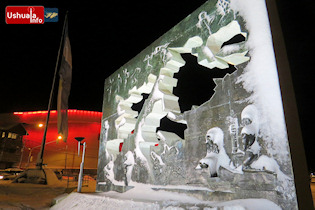 21:29 hs. Monumento a los caídos en las Malvinas