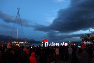 22:38 hs. Celebración y festejos por el encendido de las luces del árbol de navidad en el cartel de Ushuaia