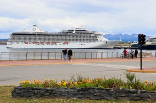 16:47 hs. El crucero Marina en el muelle de Ushuaia