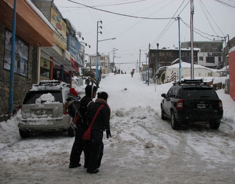 Nieve en Ushuaia: la calle 9 de Julio se transformó en una pista de esquí
