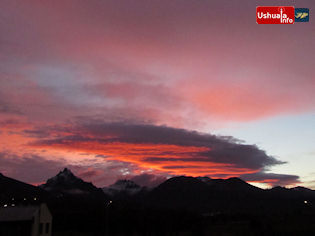 09:08 hs. Trazos rojos del amanecer