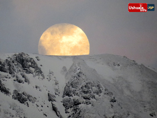 20:06 hs. Así sale la luna en el Fin del Mundo