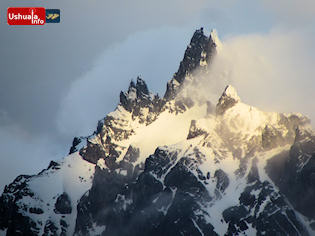 20:37 hs. El sol acaricia la cima del Monte Olivia al caer la tarde