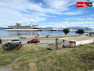 15:54 hs. El crucero Infinity despliega su estampa en Ushuaia