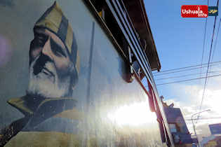 08:47 hs. Mural de Alejandro Abt en el centro de Ushuaia