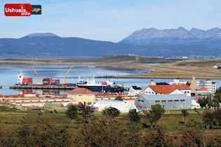13:29 hs. El presidio, el puerto y el aeropuerto desde la Avenida Héroes de Malvinas