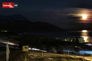 19:07 hs. La luna azul sobre el Canal Beagle