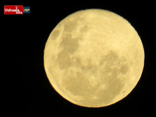 19:49 hs. La luna azul desde el Fin del Mundo