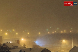 21:05 hs. Una intensa nevada cae sobre Ushuaia
