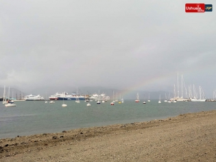 17:41 hs. Cruceros y arco iris en la bahía