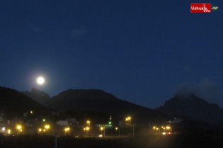 22:36 hs, La luna comienza a iluminar la noche fueguina