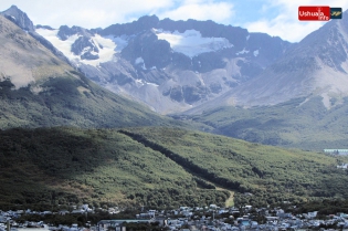 13:35 hs. La traza de la antigua pista de esquí del Club Andino marca la montaña