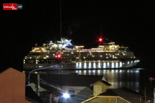 23:46 hs. El crucero Infinity se despide de Ushuaia con destino a Valparaíso