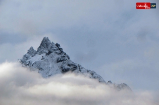 12:08 hs. La cima del Monte Olivia emerge de las nubes