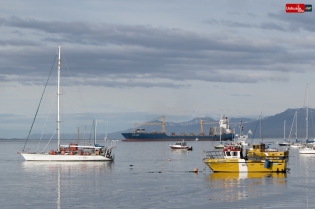 15:10 hs. Pesqueros, cargueros y yates turísticos en la Bahía Ushuaia