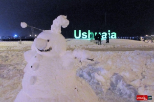 18:26 hs. Muñeco de nieve en Ushuaia