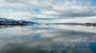 13:13 hs. La bahía Ushuaia en una calma casi perfecta