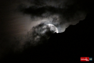 23:54 hs. La luna asoma por detrás del Monte Olivia