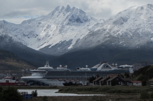 12:32 hs. El crucero Star Princess en Ushuaia