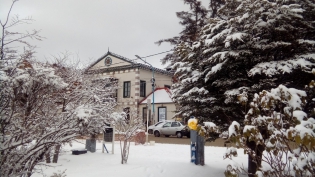 12:57 hs. La Antigua Casa de Gobierno bajo la nevada