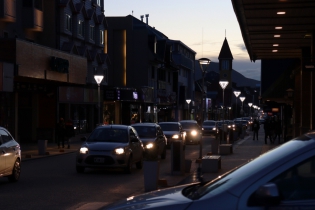 20:22 hs. El centro de Ushuaia al atardecer