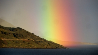 19:53 hs. Un arco iris surge en Baliza Escarpados