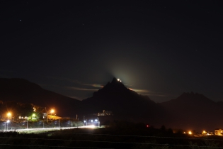 00:01 hs. la luna se asoma tras la cima del monte Olivia