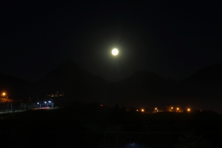 22:24 hs. la luna entre el Olivia y el Cinco Hermanos