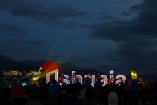 22:40 hs. Celebración y festejos por el encendido de las luces del árbol de navidad en el cartel de Ushuaia