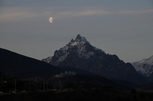 17:42 hs. La luna asoma junto al monte Olivia
