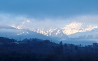 16:15 hs. el cielo de Ushuaia y las montañas nevadas se transforman en bandera este 25 de Mayo
