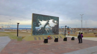 12:38 hs. monumento a los caído en las islas Malvinas