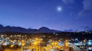 18:30 hs. La luna sobre Ushuaia