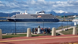 10:27 hs. El crucero World Traveller en Ushuaia