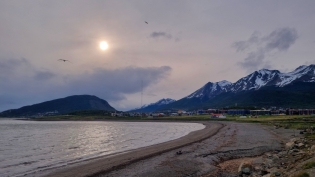 19:04 hs. El sol se divisa tras las nubes sobre el monte Susana