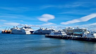 17:33 hs. El muelle de Ushuaia y sus cruceros
