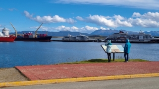 17:38 hs paseo costero frente al puerto