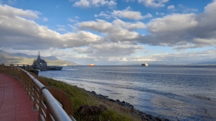 18:48 hs. El ARA Almirante Irízar en el horizonte.