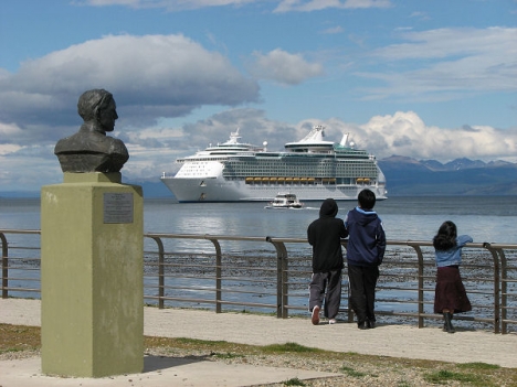 El crucero de gran porte Mariner of the Seas llega por primera vez a Ushuaia