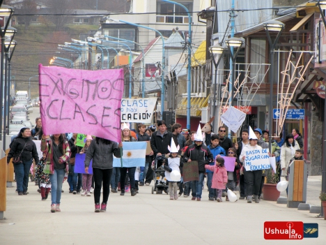 Se realizó la Marcha por la Educación convocada por un grupo de padres