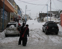 Nieve en Ushuaia: la calle 9 de Julio se transformó en una pista de esquí