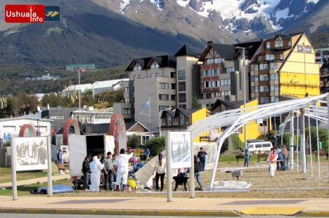 Vecinos de la ciudad colaboran en el mantenimiento de la Plaza Malvinas