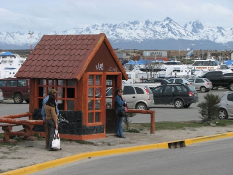 La Municipalidad de Ushuaia firmó el contrato con Autobuses Santa Fé