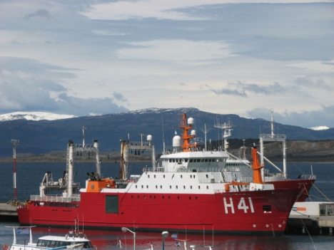 Arribó a Ushuaia el buque H-41 Almirante Maximiano encargado del programa antártico brasilero