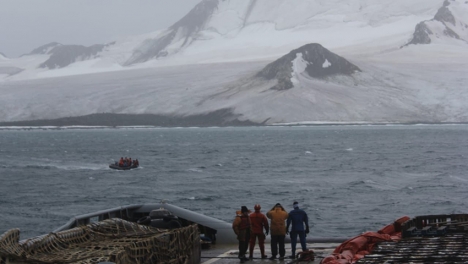 La Armada Argentina auxilió a navegantes en la Antártida