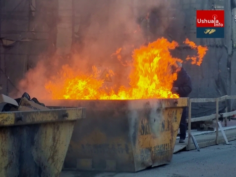 Volquete incendiado en el Hotel Canal Beagle