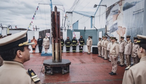 Prefectura inauguró un mástil en el acceso al puerto