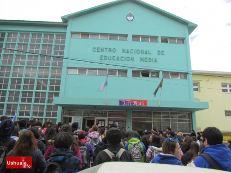 El Colegio José Martí celebró su aniversario en la calle